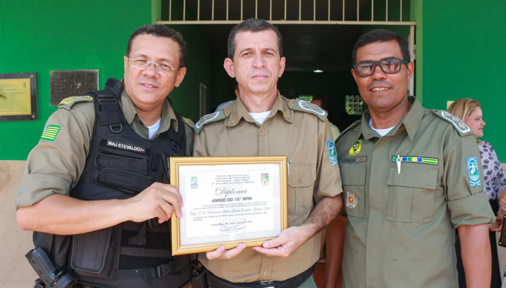 Recebendo o diploma de amigo do 15º BPM