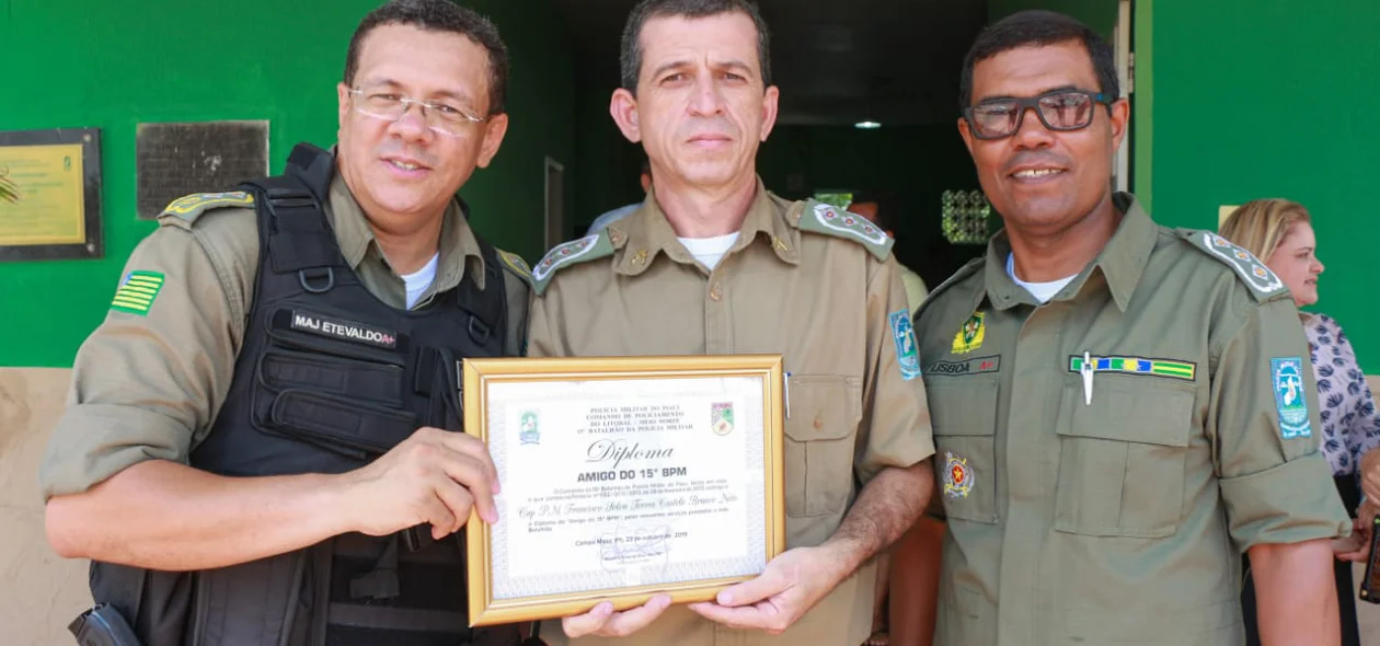 Recebendo o diploma de amigo do 15º BPM