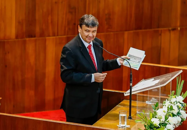 Wellington Dias discursa durante solenidade na Alepi