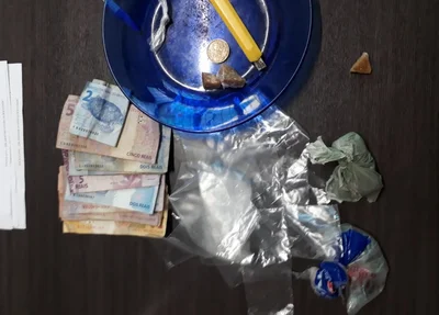 Drogas e dinheiro apreendidos com o jovem