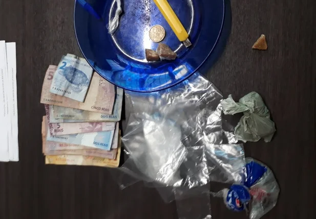Drogas e dinheiro apreendidos com o jovem