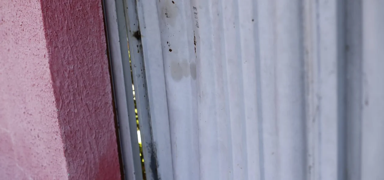 Marcas de sangue no portão da residência 