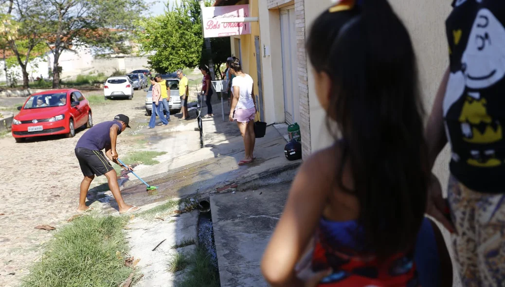 Populares limpando a residência da vítima