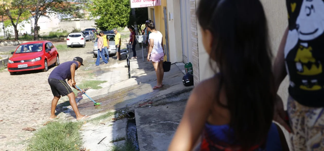 Populares limpando a residência da vítima