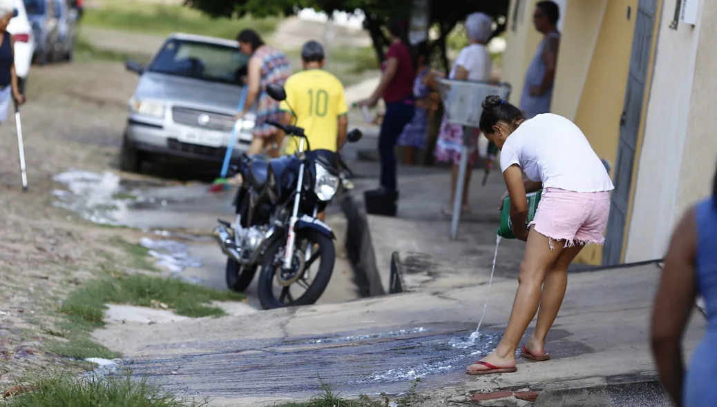 Populares limpando as marcas de sangue da residência