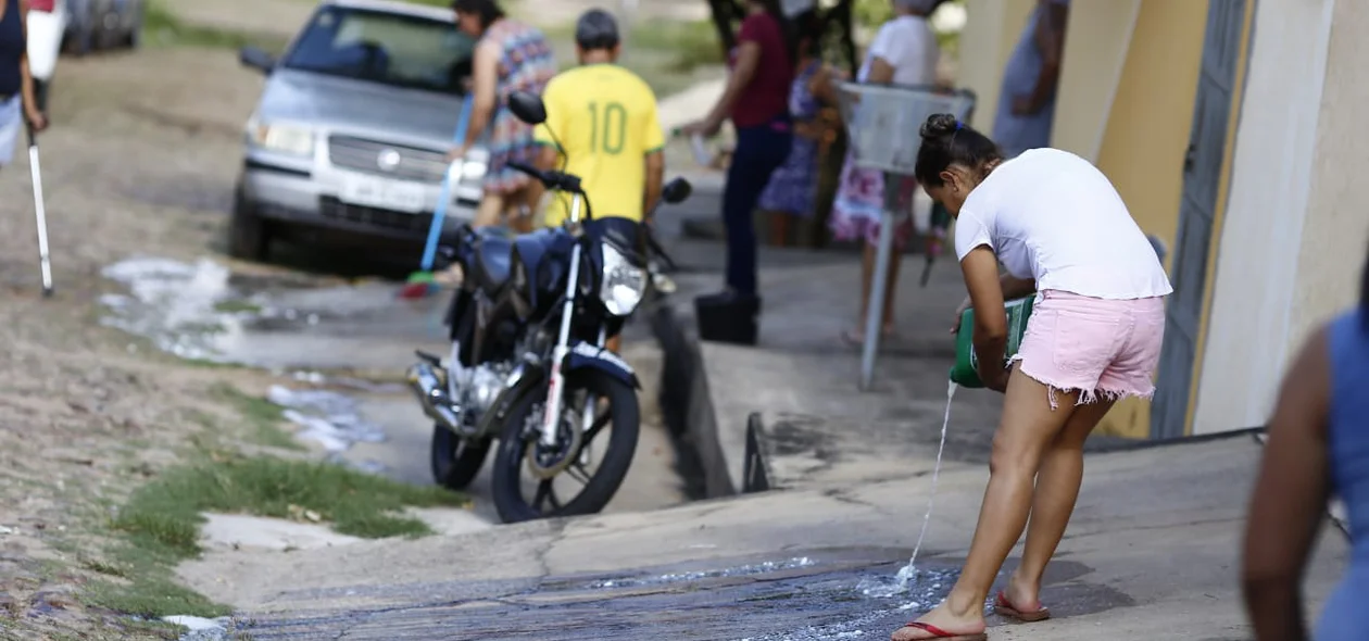 Populares limpando as marcas de sangue da residência