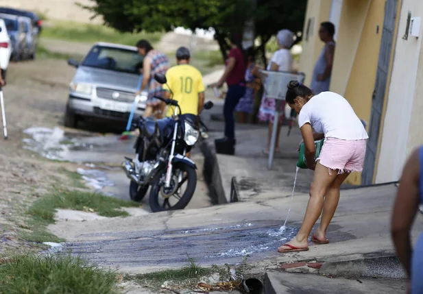 Populares limpando as marcas de sangue da residência