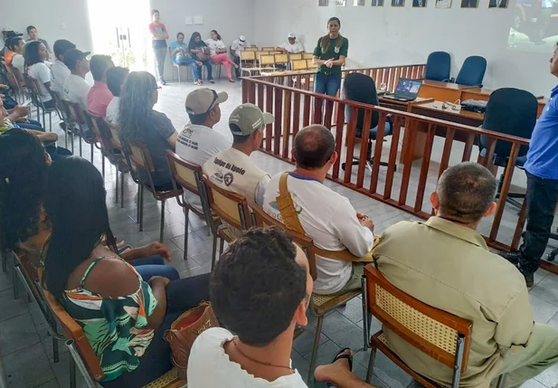 Semar realiza a capacitação de 40 pessoas para a retirada das manchas de óleo