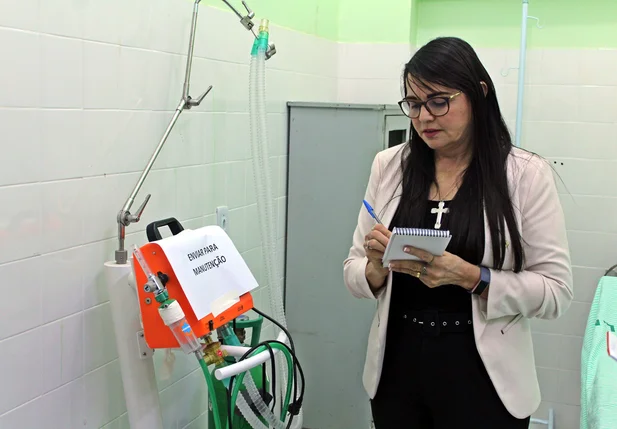 Teresa Britto em visita ao hospital de Barras