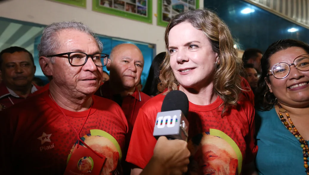 Assis Carvalho ao lado da Gleisi Hoffmann 