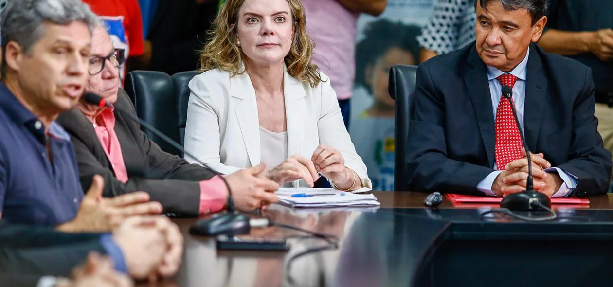 Gleisi Hoffmann ao lado de Wellington Dias no Palácio de Karnak