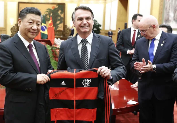 Jair Bolsonaro presenteia presidente da China com casaco do Flamengo