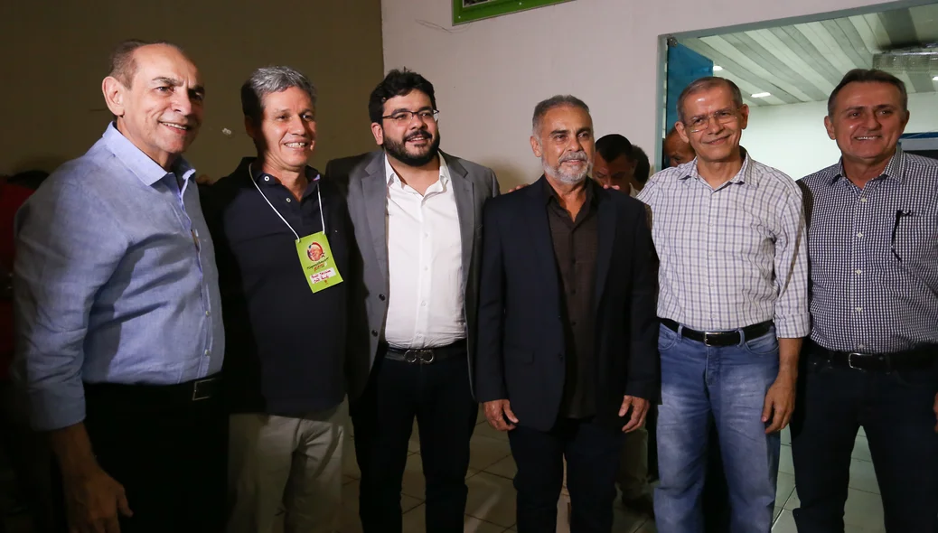 Políticos e autoridades presentes 