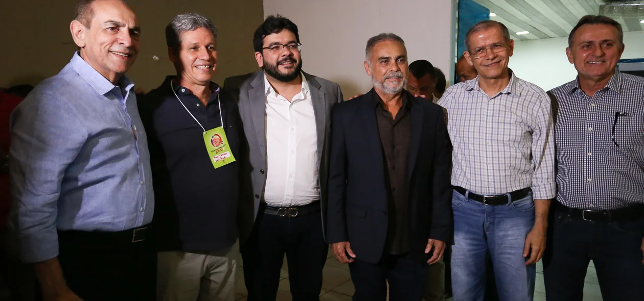 Políticos e autoridades presentes 
