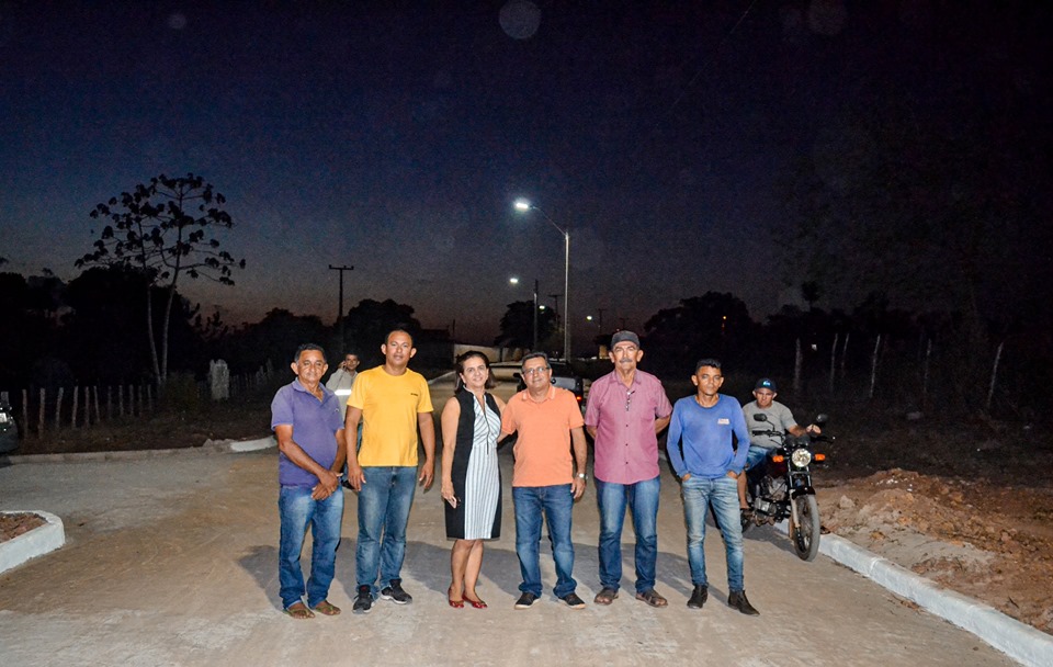 Prefeito Genival Bezerra entrega iluminação de LED à população