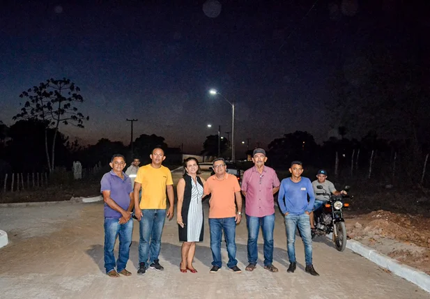 Prefeito Genival Bezerra entrega iluminação de LED à população