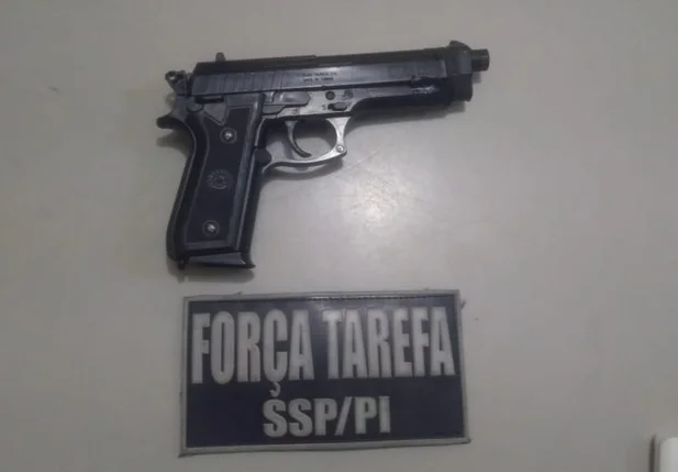 Simulacro de arma de fogo encontrado com o suspeito