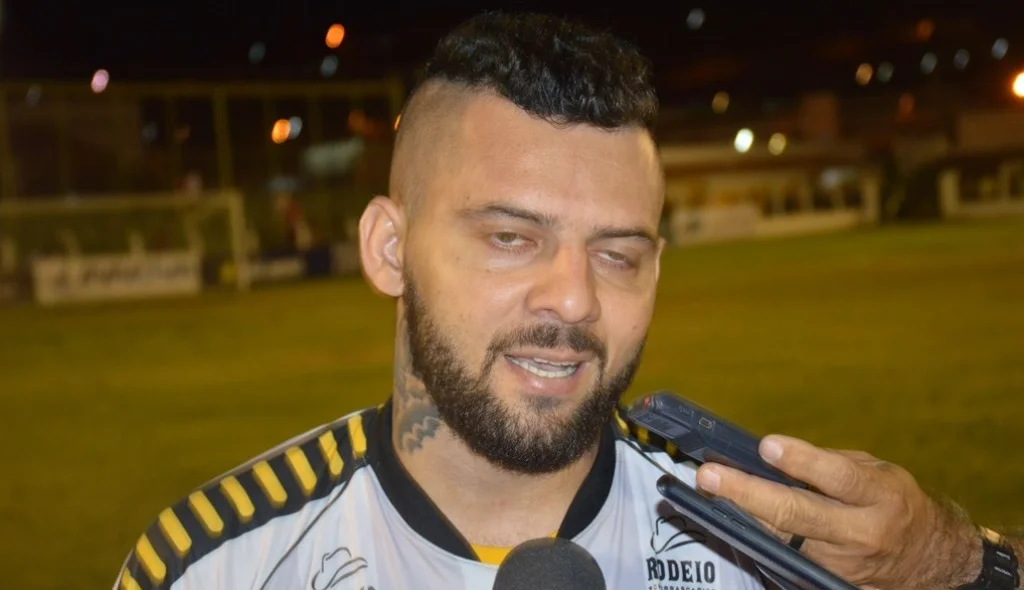 Bismarck, autor do gol de Timon.