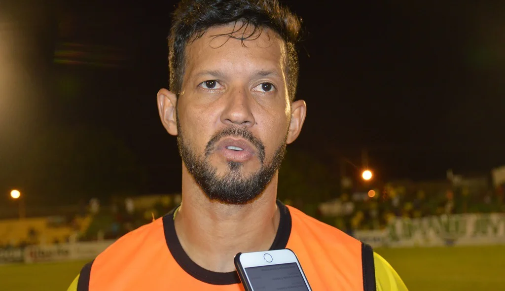 Faphael Freitas, autor dos dois gols do Picos.