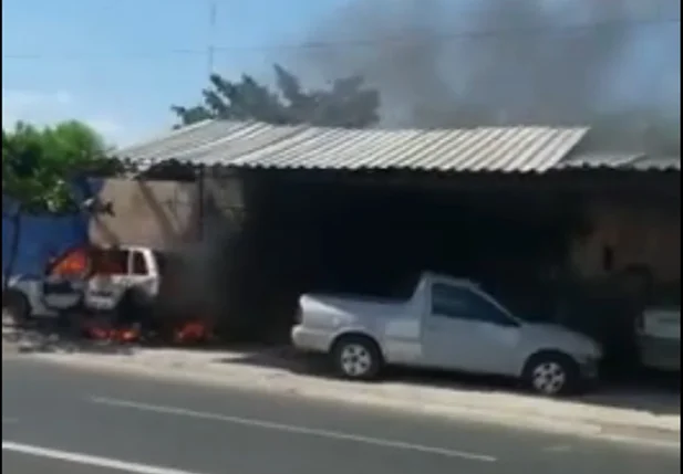 Carro pega fogo na zona sul de Teresina 
