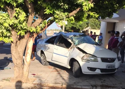 Veículo que capotou na Avenida São Sebastião