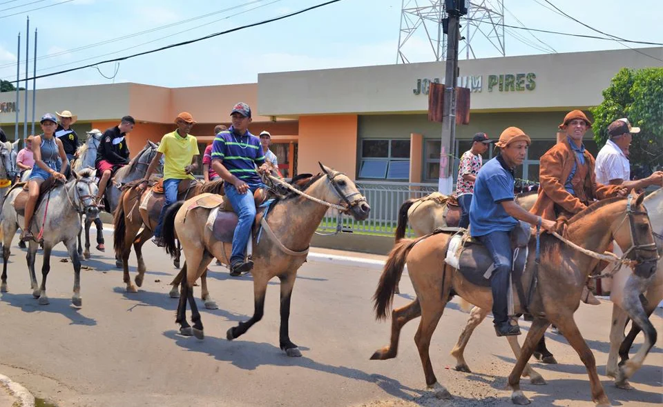 Cavalgada pelas principais ruas 