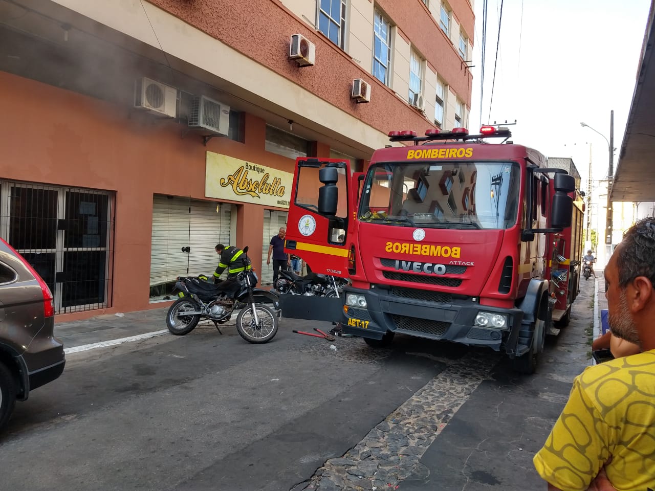 Incêndio atinge loja de roupa em Teresina