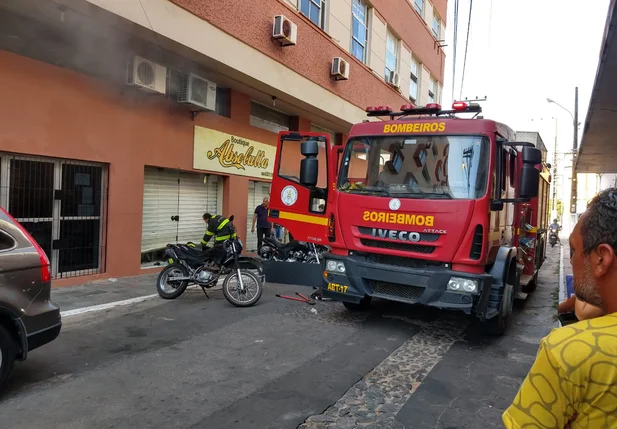 Incêndio atinge loja de roupa em Parnaíba