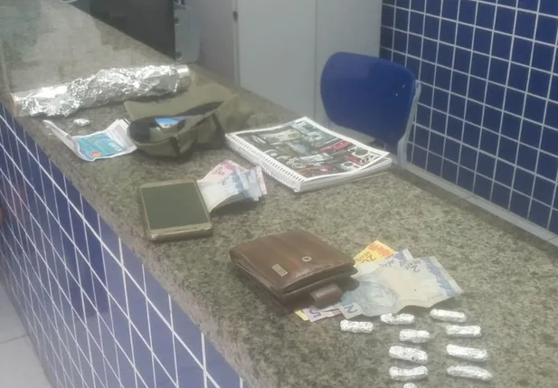 Material apreendido com os dois acusados de tráfico 