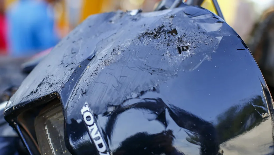 Raladuras na motocicleta após o acidente