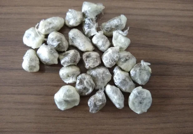 Trouxas de maconha encontradas com o suspeito