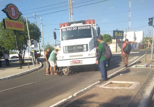 Acidente envolvendo caminhão e moto deixa uma pessoa ferida
