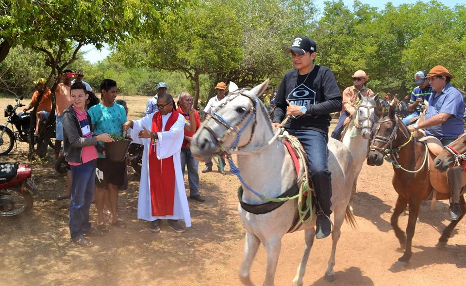 Vaqueiros receberam as  bençãos do padre e seguiram em cavalgada