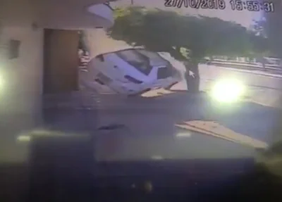 Vídeo mostra momento em que carro capota em Parnaíba