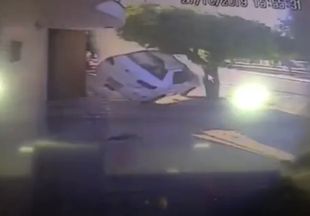 Vídeo mostra momento em que carro capota em Parnaíba