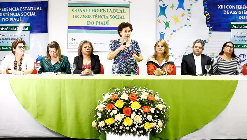 Governadora em exercício Regina Sousa