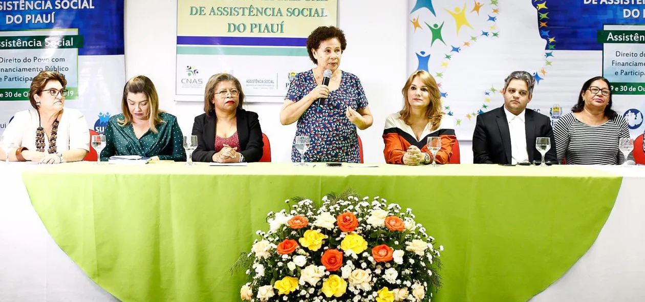 Governadora em exercício Regina Sousa