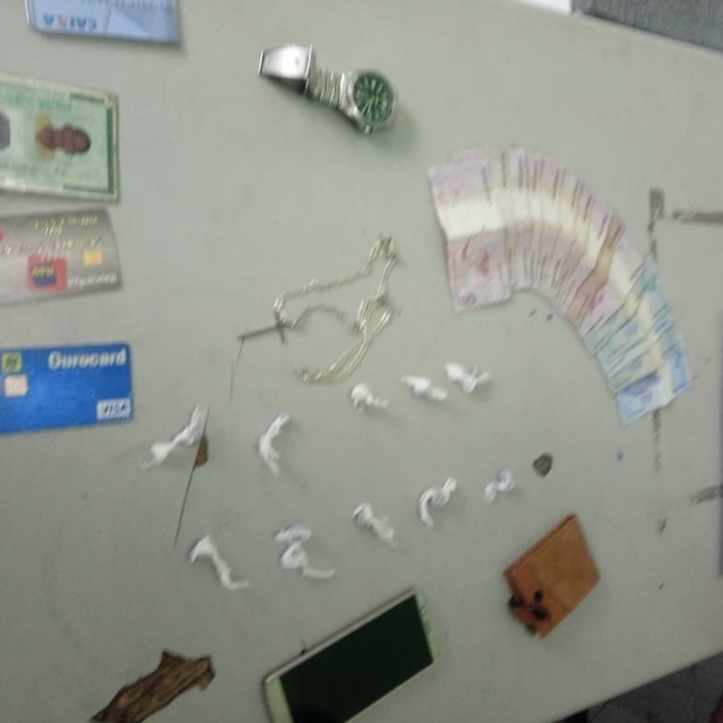 Objetos encontrados com o acusado