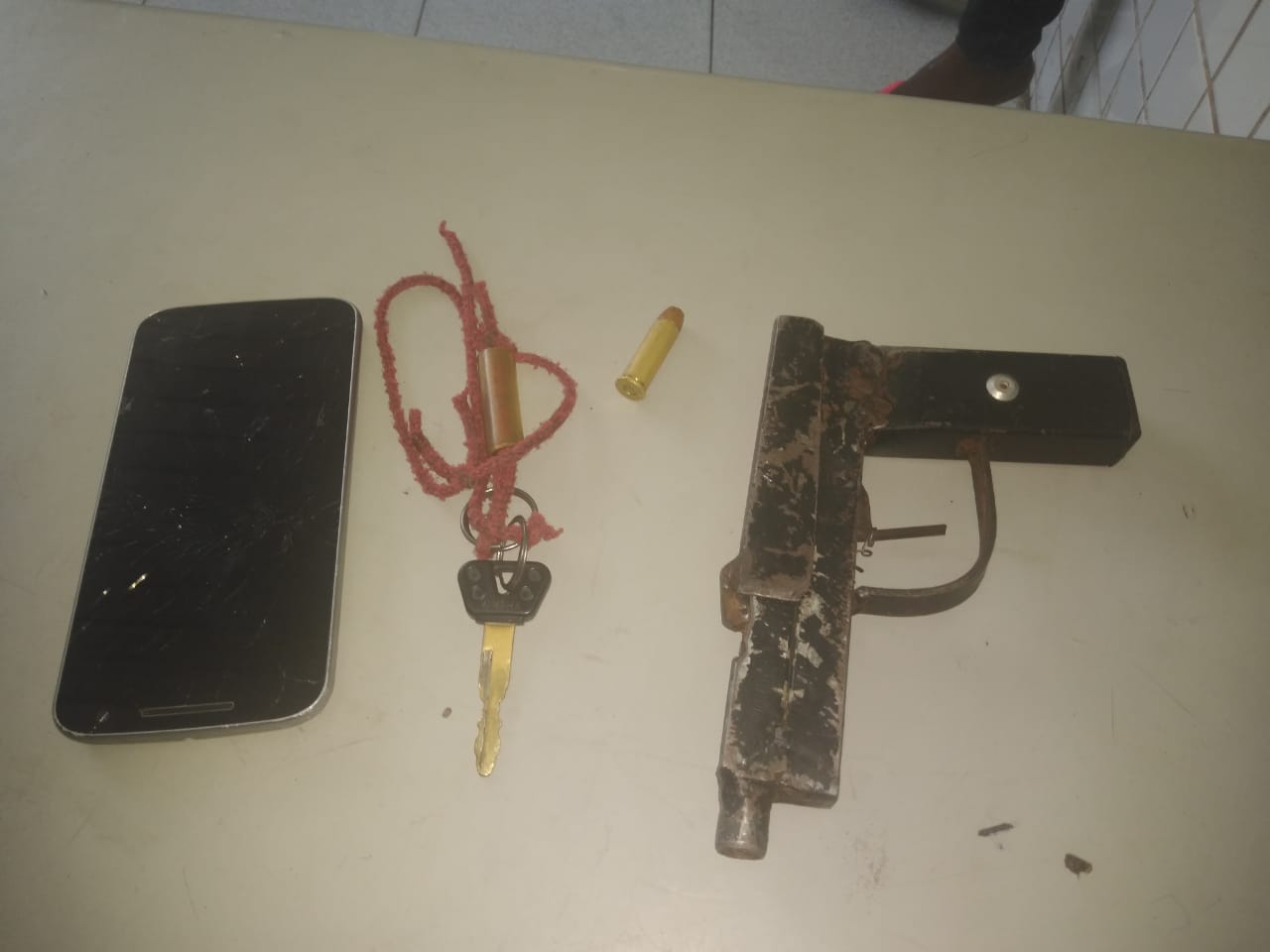 Objetos encontrados com os adolescentes
