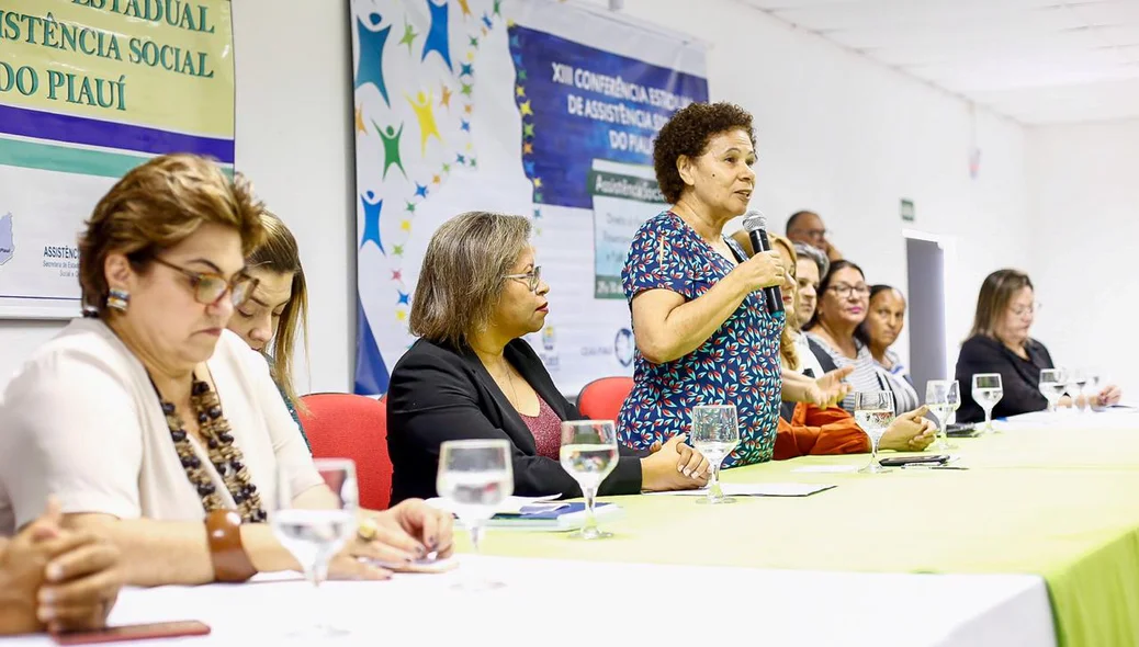 Regina Sousa discursa durante evento