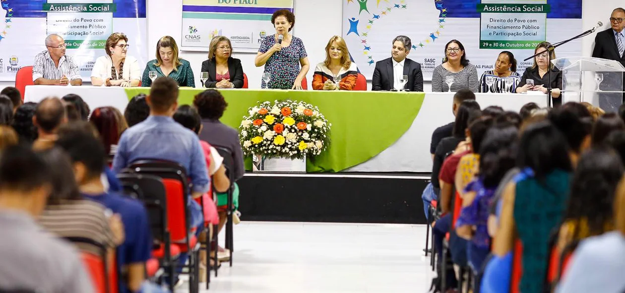 Regina Sousa discursa no Congresso Estadual de Assistência Social