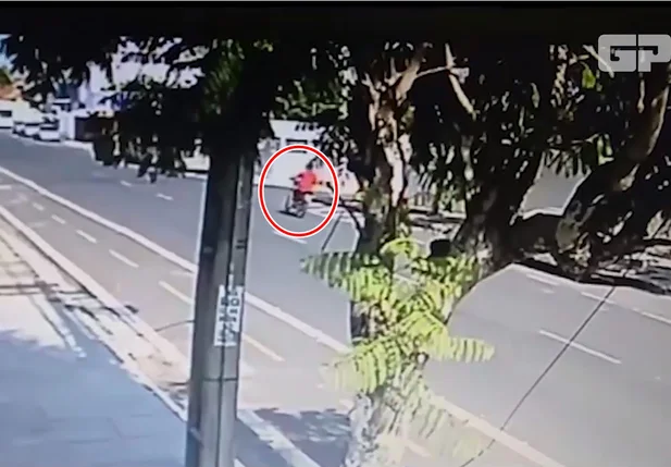 Suspeito é flagrado, fugindo com a motocicleta