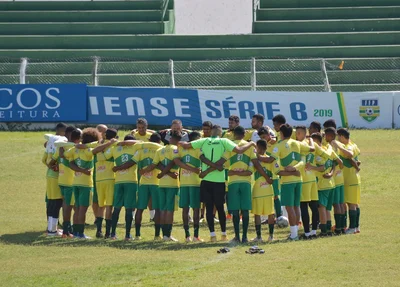 Atletas e comissão técnica do Picos fazem oração antes do início do treino