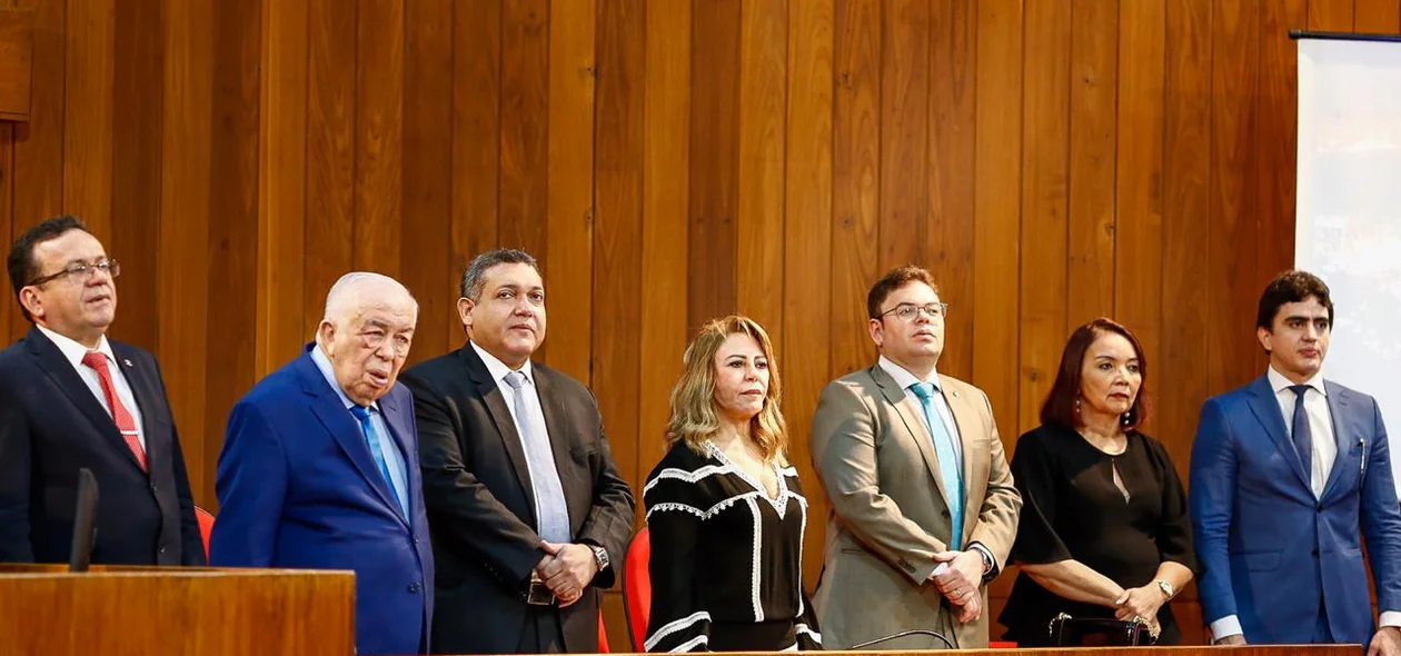 Autoridades presentes em solenidade na Alepi