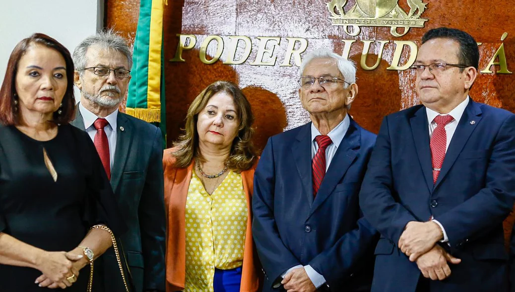 Autoridades presentes em solenidade no TJ-PI