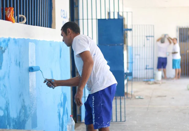 Detentos trabalham na reforma da Penitenciária Mista de Parnaíba