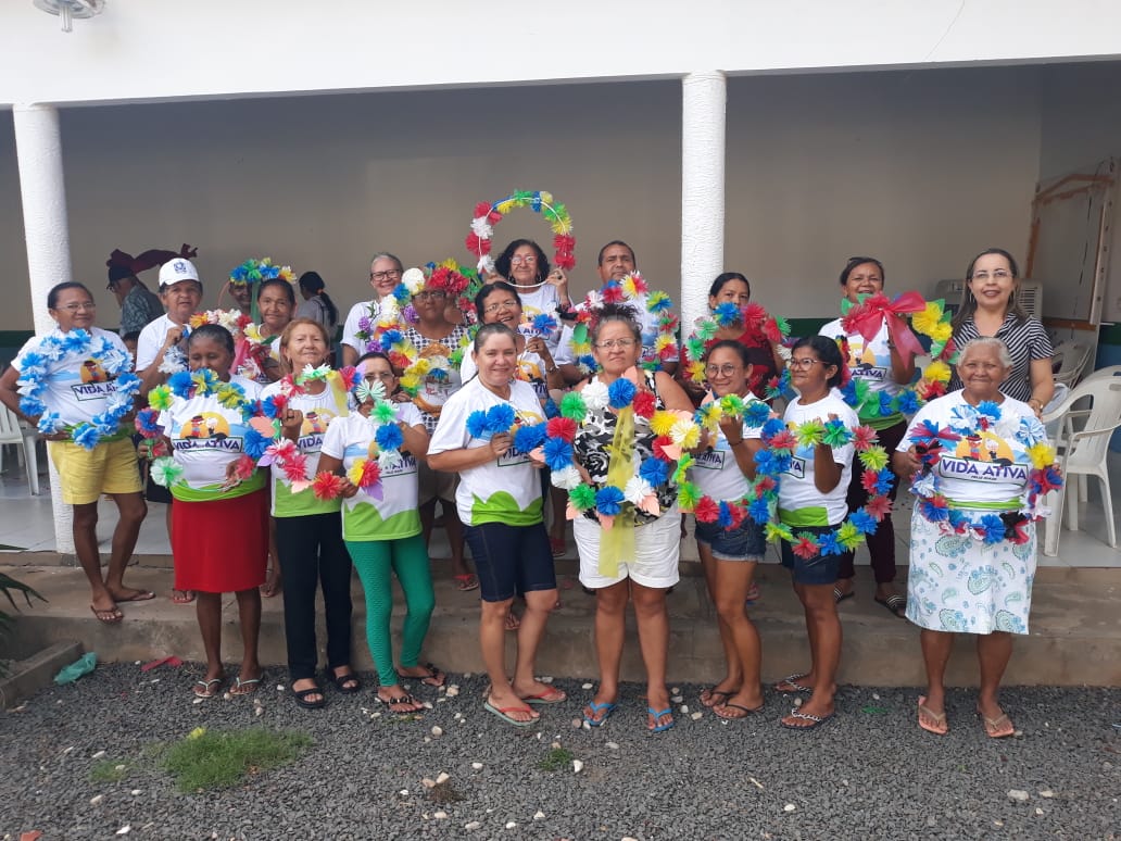 Idosos produzem coroa de flores para o Dia de Finados em Esperantina