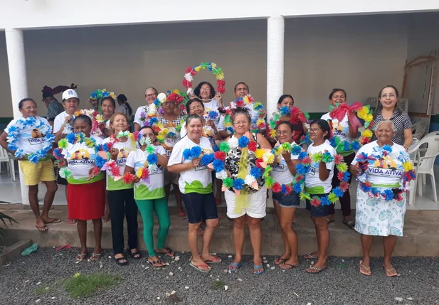 Idosos produzem coroa de flores para o Dia de Finados em Esperantina
