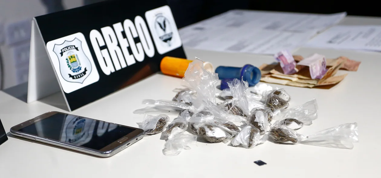 Polícia apreendeu maconha, cocaína e dinheiro com os acusados 
