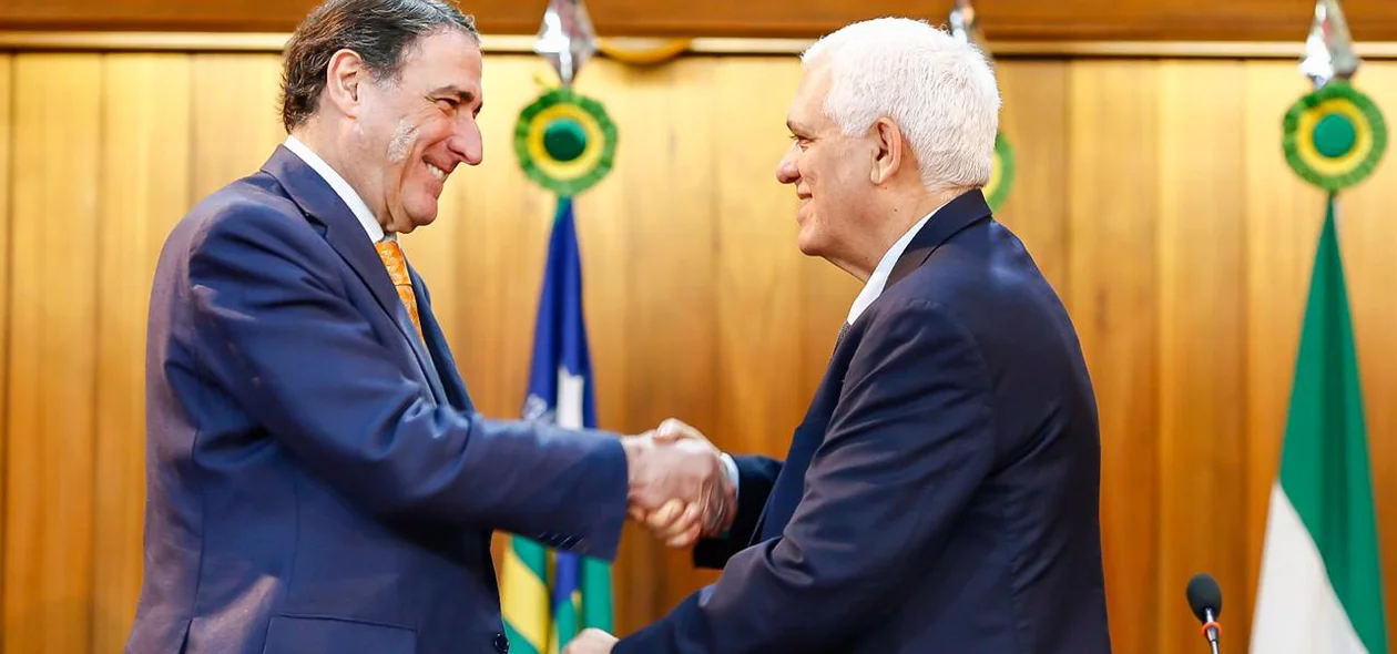 Ministro Paulo Dias de Moura Ribeiro cumprimenta Themístocles Filho